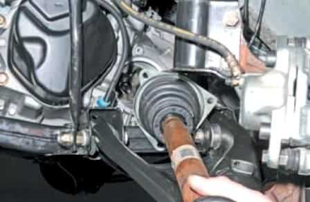 Замена защитного чехла наружного шарнира вала привода переднего колеса (двигатель f4r) рено меган 2 с 2003 г.в.