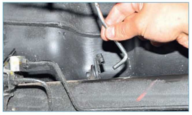 Renault logan снять замена ремонт снятие регулятора давления в тормозных механизмах задних колес, регулировка привода рено логан | новый logan