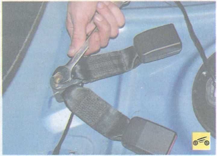 Как снять ремень безопасности - задний или передний, обшивку и фиксатор, почистить деталь