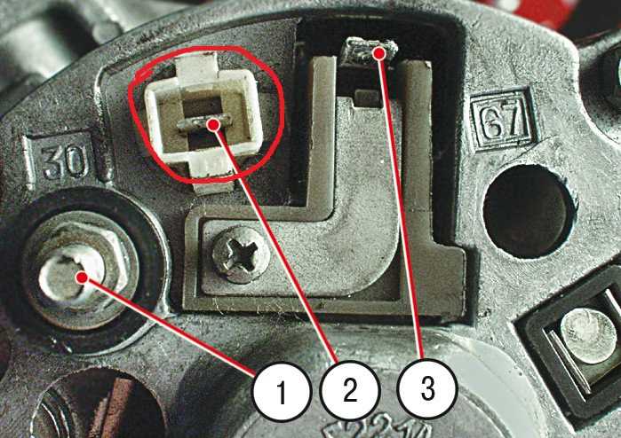 При работе двигателя не гаснет контрольная лампа зарядки генератора