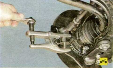 Снятие и установка сборки переднего поворотного кулака renault - megane