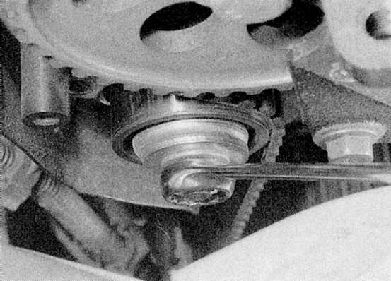 Снятие, осмотр и установка зубчатых колес приводного ремня и механизма натяжения renault - megane