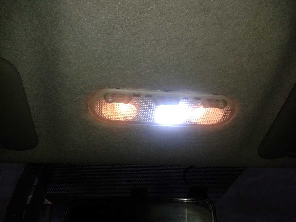 Замена ламп (фонари освещения салона)