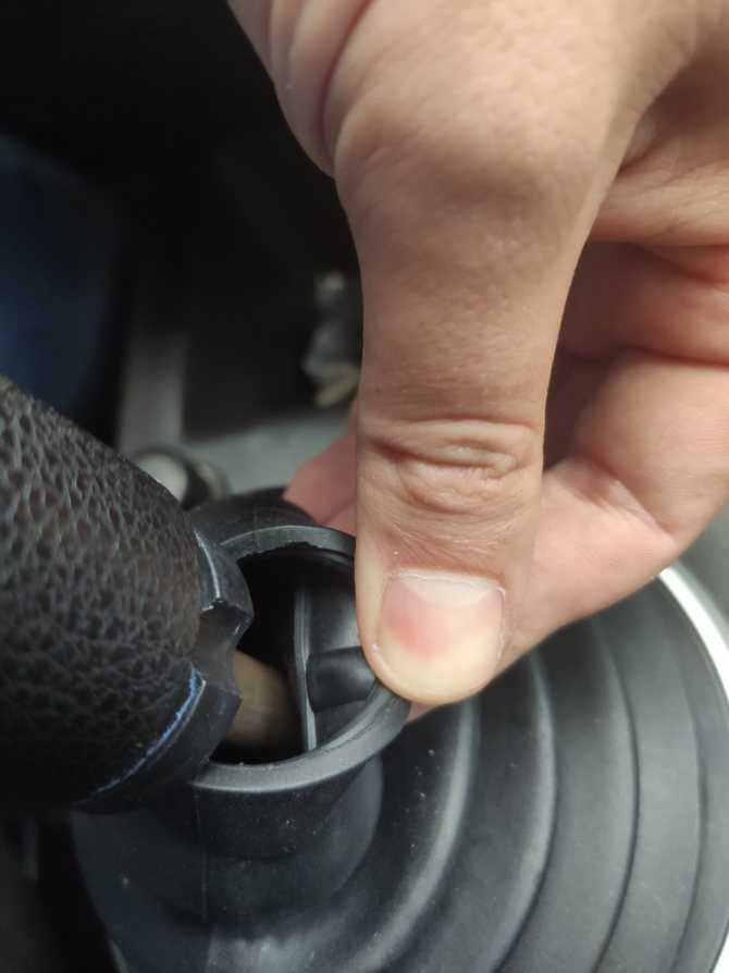 Как снять старые дефлекторы окон на автомобиле?