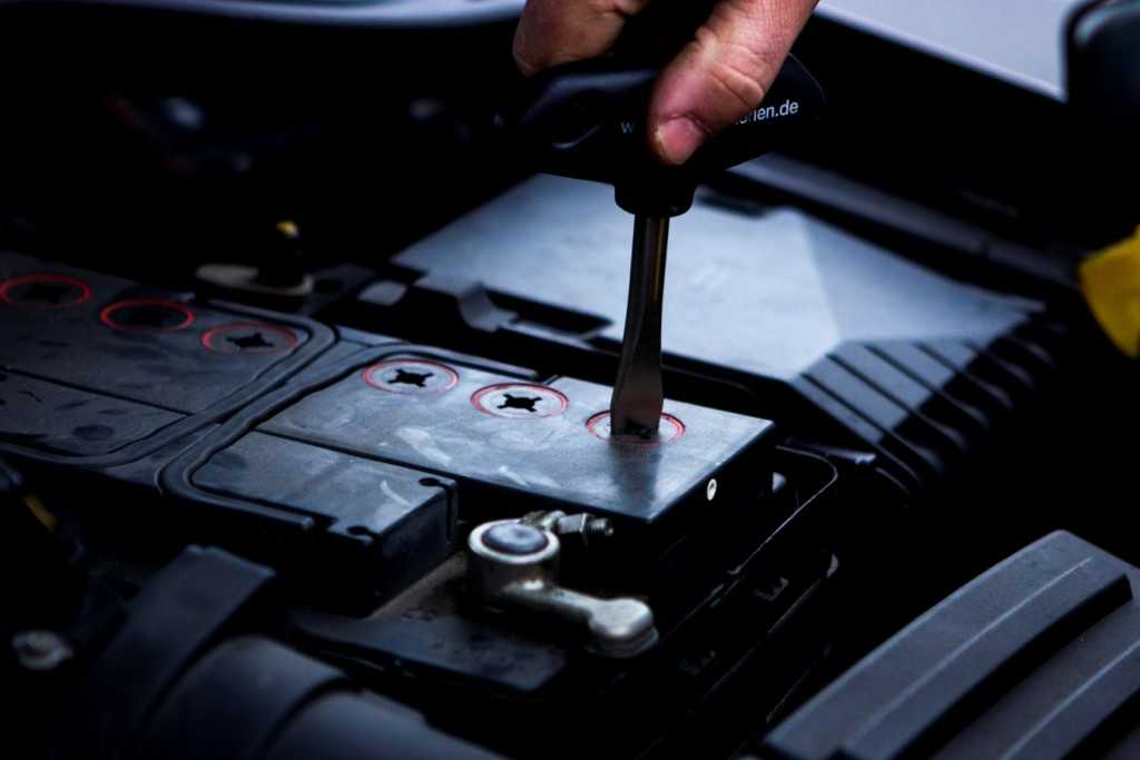 Как отрыть автомобильный аккумулятор: делаем батарею обслуживаемой