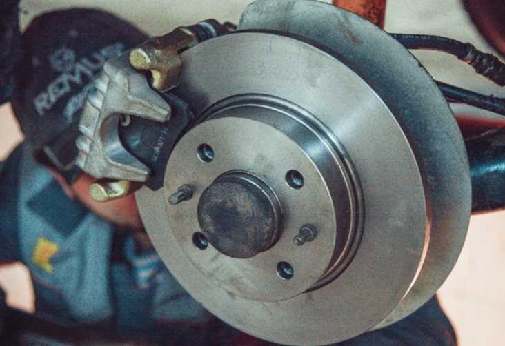 Renault symbol снятие, проверка и установка тормозных колодок