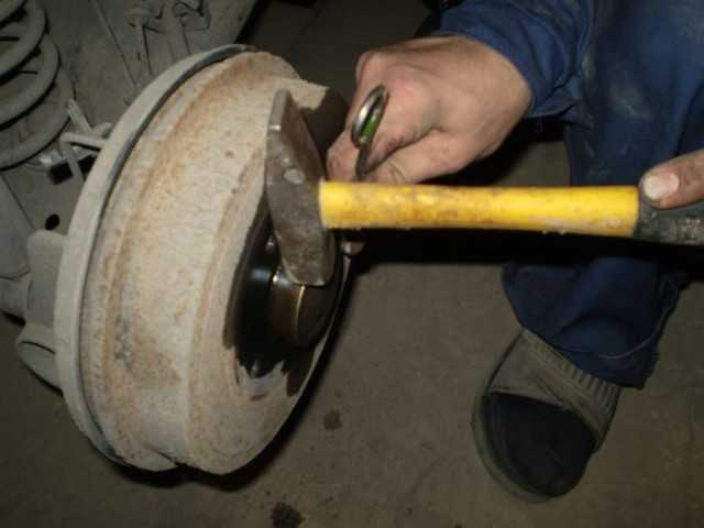 Как заменить тормозные колодки на автомобиле рено логан — пошаговая инструкция