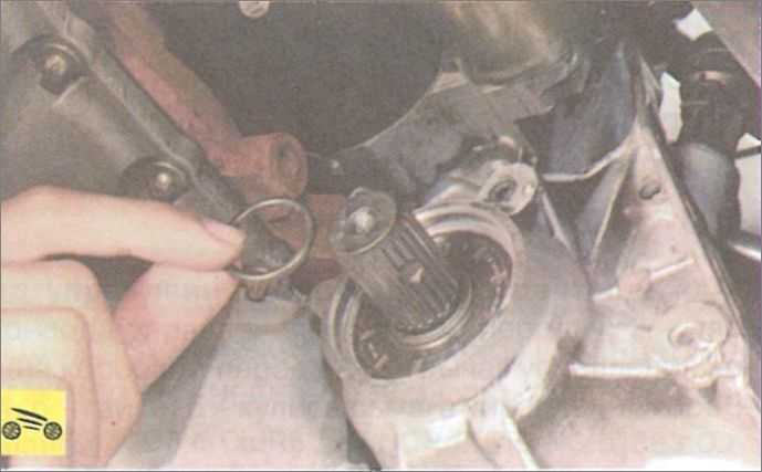 Снятие и установка вала привода левого переднего колеса (дивигатели f4r)