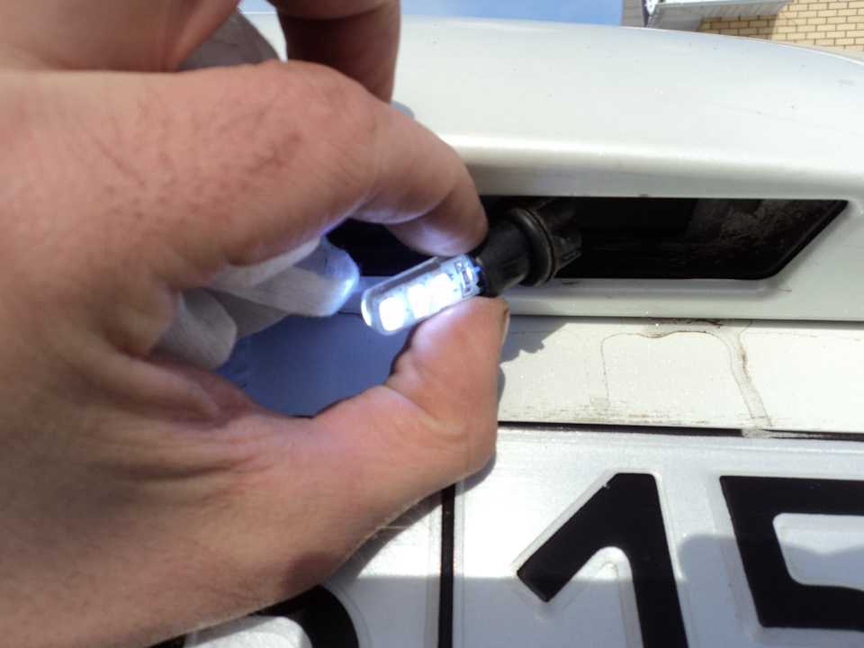 Замена лампы подсветки номерного знака автомобиля