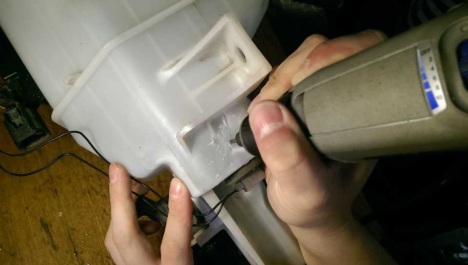 Как слить воду с бачка омывателя: пошаговая фото-инструкция | avtoskill.ru