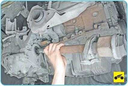 Замена защитного чехла наружного шарнира вала привода переднего колеса (двигатель f4r) рено меган 2 с 2003 г.в.
