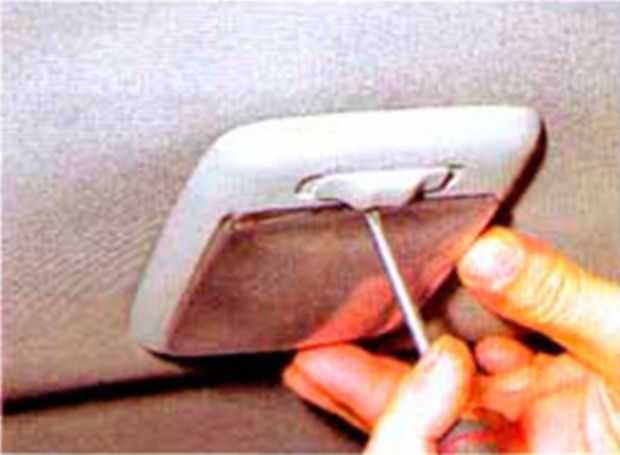 Как снять плафон освещения в салоне автомобиля своими руками