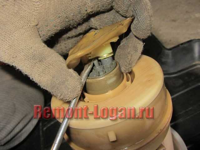 Как поменять топливный насос renault logan