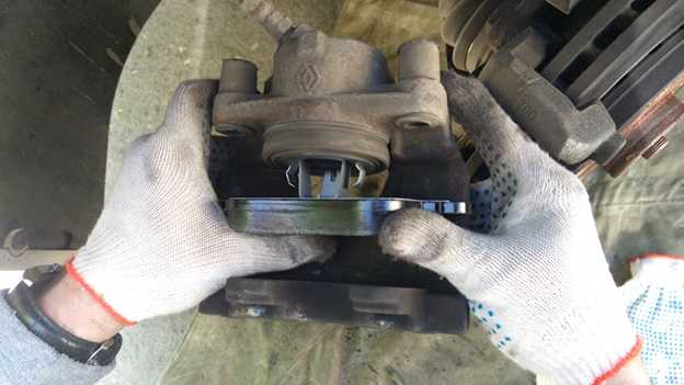 Замена задних тормозных колодок renault logan | ремонт своими руками