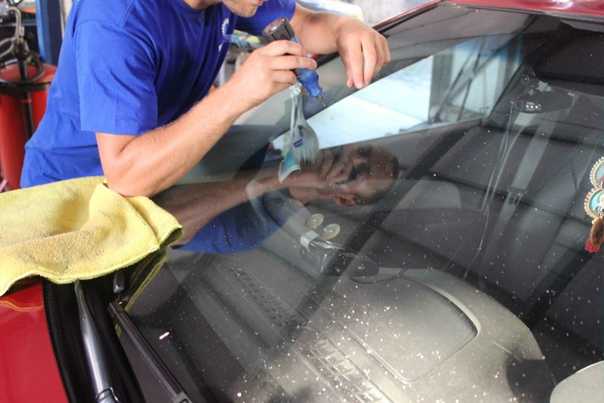 Ремонт лобового стекла автомобиля ???? своими руками: ✅ советы и ???? видео по ремонту трещин и сколов